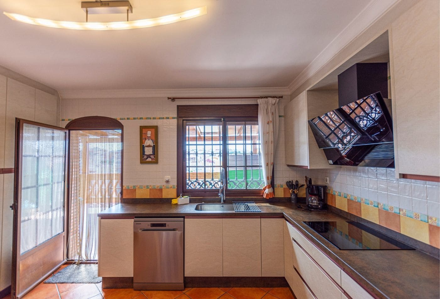 Chalet con nave multifuncional en Puerto de la Torre — foto 12